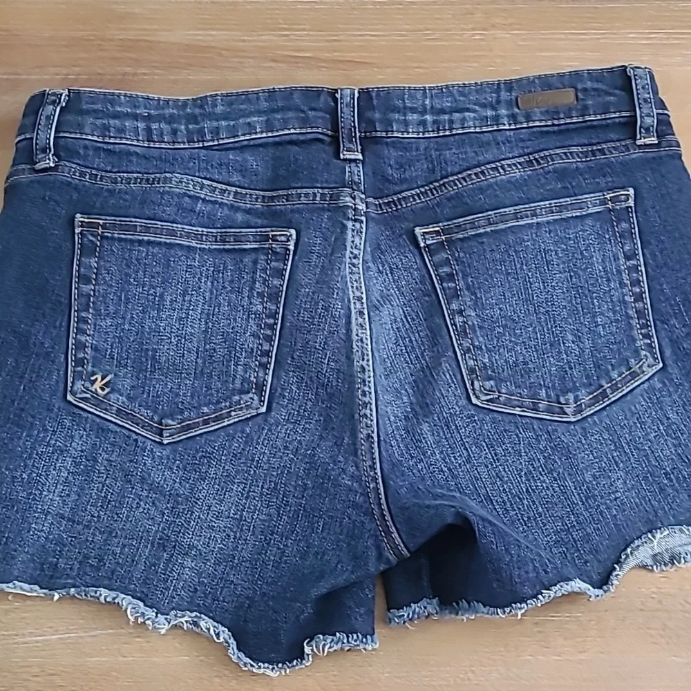 Kut from the Kloth Medium Dark Wash Gidget Fray Jean Short Size 10 - Picture 4 of 7
